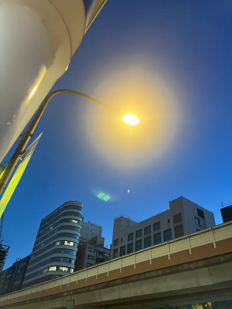 我分享七夕當天晚上，高掛在夜空中的一輪明月，彷彿對我說＂七夕情人節快樂＂🥰