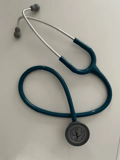 跟隨自己多年的 stethoscope：「你心我心，讓我聽你的心。」