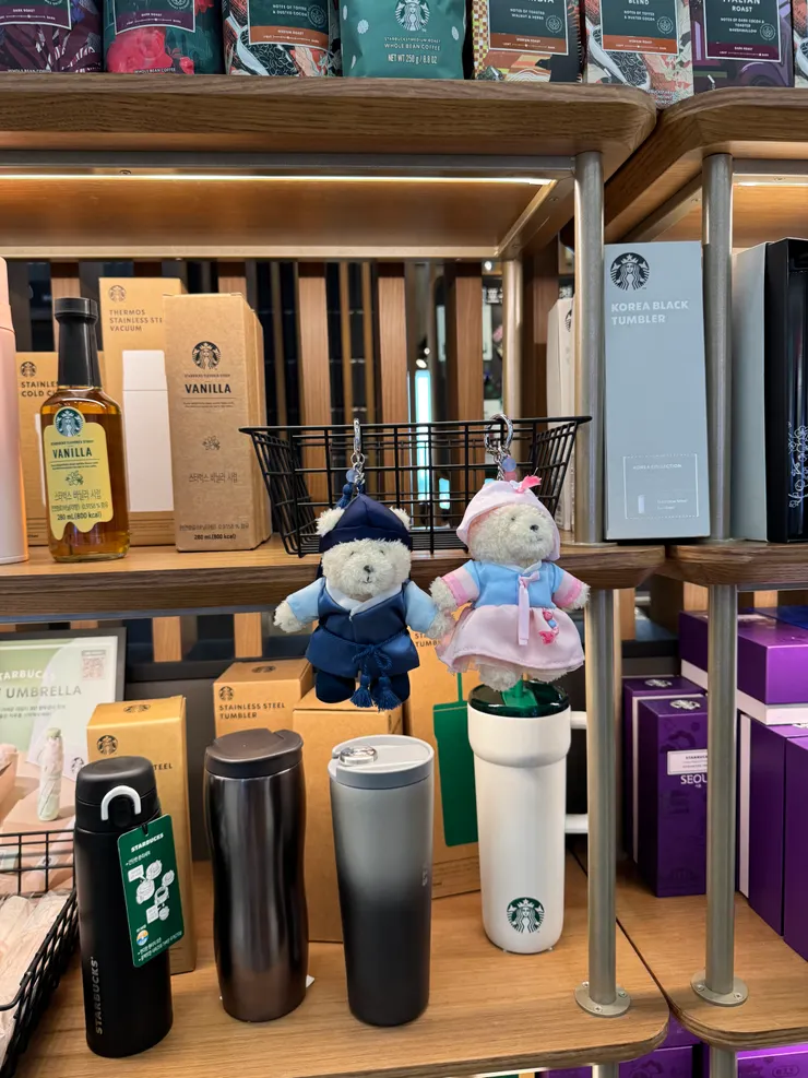 要上飛機前看到隔壁Starbucks的韓服小熊