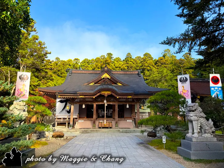 熊野本宮大社是熊野三山之一，位於紀伊山脈中，寺廟隱藏在崎嶇的山巒，為疲憊的朝聖者提供慰藉。