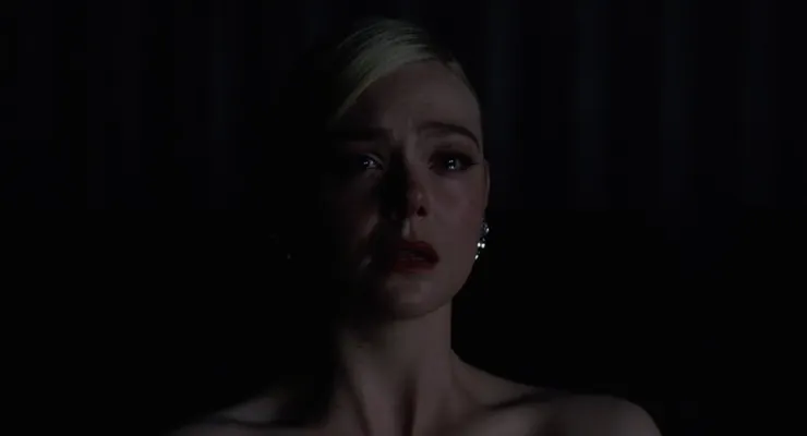 艾兒芬妮出場的第一顆鏡頭，真的美翻！