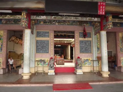 殿門前石獅與浮雕工藝（圖片截圖於網路）