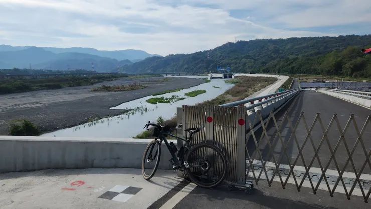 這裡有警衛看守。所以不能亂走~