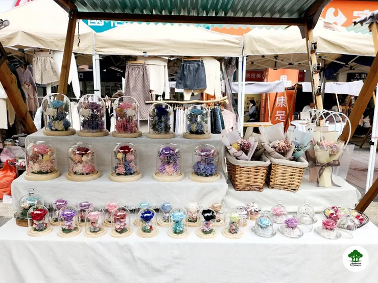市集擺攤，擺上各種設計作品