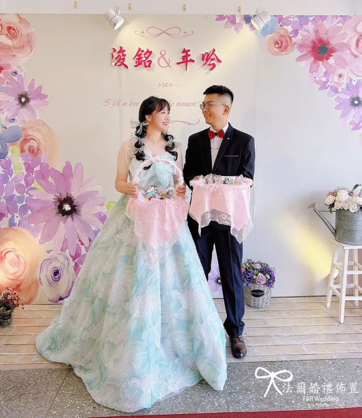 #高雄梓官智蚵信蚵里社區聯合活動中心-水彩花背板-法爾婚禮佈置   整體以粉嫩夢幻的水彩花背景為主軸，點綴走道花柱，延伸至舞台 Logo 佈置，搭配紅地毯鋪設，營造出大器、浪漫又典雅的婚禮氛圍。這樣的幸福氛圍裡，每一步走向舞台的腳步，都是新人最難忘的時刻 預約洽詢開放中，讓你的婚禮從此閃耀不將就。 私訊預約諮詢，帶著你的夢想，我們來實現！ 用專業佈置，讓你的故事閃耀動人！  讓我們一起見證您人生中最重要的時刻！ 歡迎FB或 IG私訊詢問與我們預約哦~ *平日一~五下午 2:00 到晚上 9:00 都可以預約來門市哦!! *(若需假日前來可以另外和我們再約時間哦!!) 法爾婚禮佈置地址: 台南市東區文化路131號 車子可以直接停在我們門口喔!~ 台南婚禮 #台南婚禮佈置推薦 #台南婚禮佈置 #南部婚禮佈置 #高雄婚禮佈置 #嘉義婚禮佈置 #屏東婚禮佈置 #婚禮佈置 #家宴婚禮佈置 #戶外婚禮佈置 #中國風婚禮佈置 #中式婚禮佈置 #大理石 #秀和服 #漢唐婚禮 #尾牙佈置 #flower #tainan #台南 #decor #台南婚禮