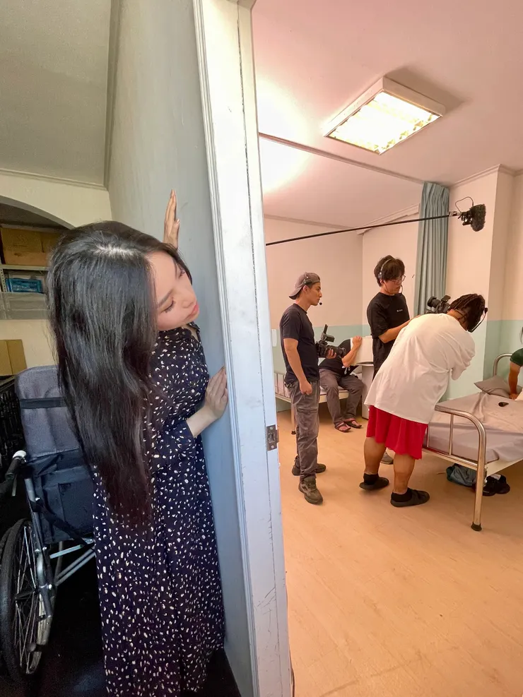 手槍女王袁非探班專業 A 片拍攝現場。