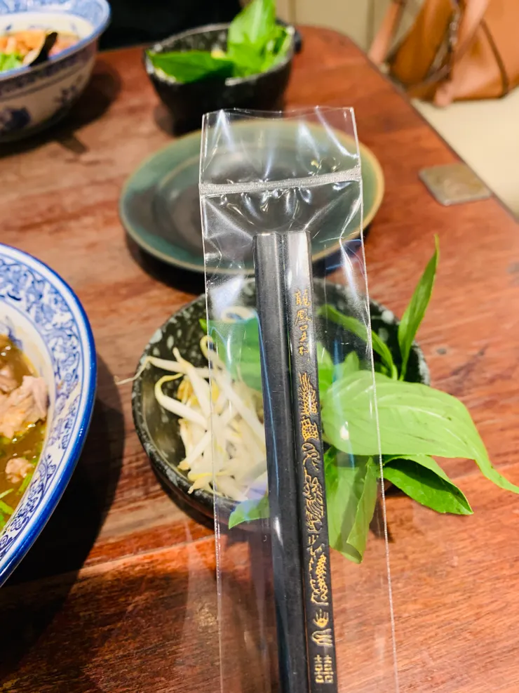 Thong Smith 的筷子很中國風,這間Thong Smith 在Central Embassy的5樓吧(或4樓)