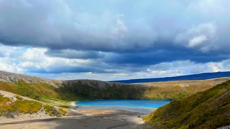 在觀景點遠眺二十萬年前岩漿融成的山系,中間那座湖便是Lower Tama Lake。