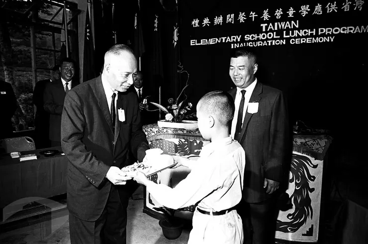 圖5 學童代表陳宗燦(右)自省主席黃杰(左)手中接過營養午餐 案名:1964農復會照片 檔號:0053/0011/1 來源機關:行政院新聞局 管有機關:國家發展委員會檔案管理局
