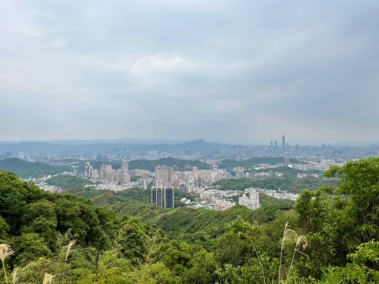 展望最好的地方不是東峰也不是主峰，反而是在東峰主峰中間的一個石椅位置。風吹來好涼爽，汗濕的衣服都快乾了