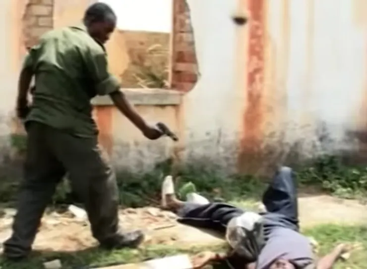 54.《誰殺了亞歷克斯隊長》（Who Killed Captain Alex? ，2010）🇺🇬 dir. Nabwana I.G.G.