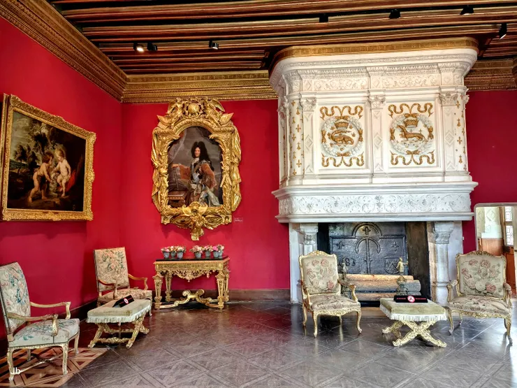 【1樓,路易十四沙龍,壁上掛有他的畫像。】