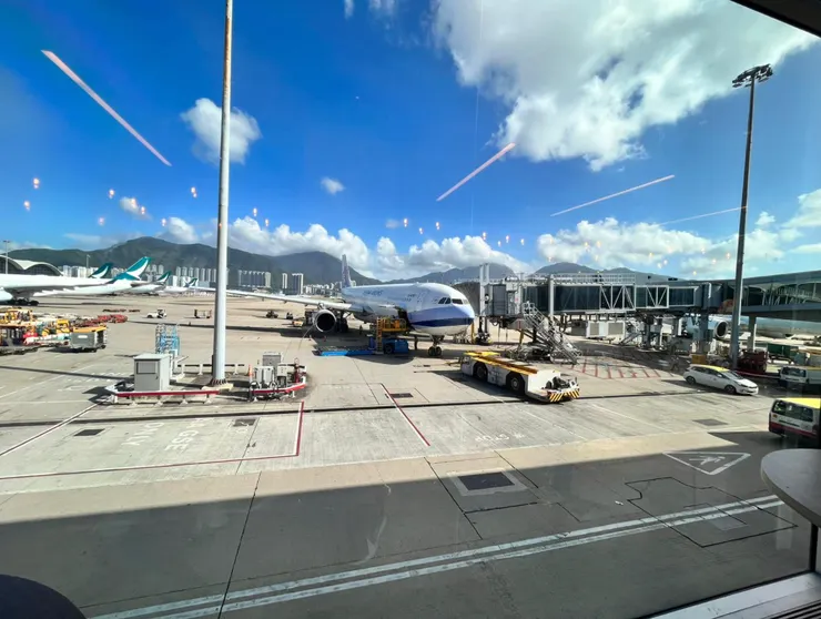 超級大銀幕、海景第一排，近距離觀看飛機起降！