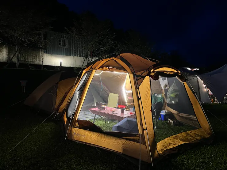 許久不曾打開使用的客廳帳，防水層已見斑剝，外表看起來卻仍是俊俏英挺