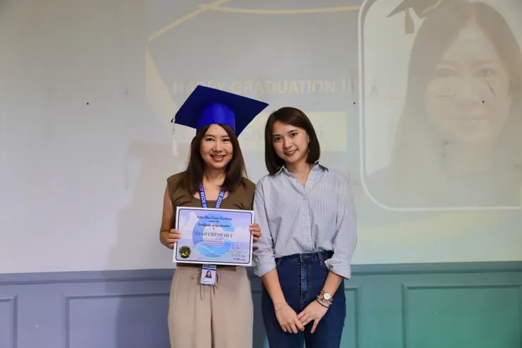 華人經理頒畢業證書