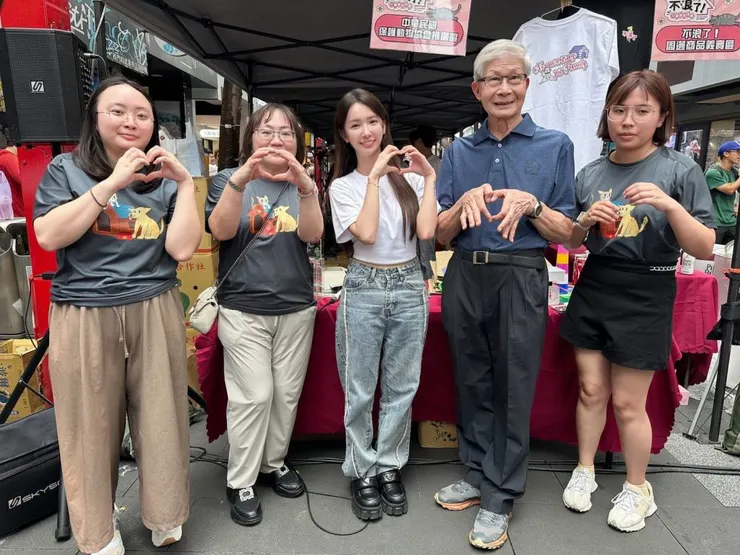 年度公益代言人禾羽 Kimi（左3）、中華民國保護動物協會理事長李朝全（左4）及協會和主辦單位等全體夥伴在公益踩街市集向粉絲與市民傳遞「尊重生命、終止棄養」的理念並將當天拍賣與義賣籌得善款捐助公益。（圖／金盤子娛樂提供）