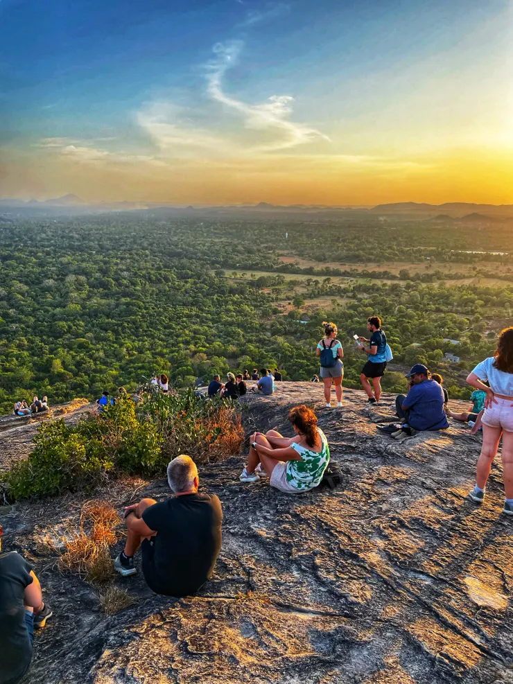 Pidurangala Rock上觀看日落的人們