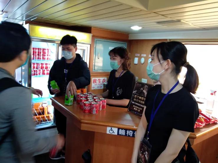 有專門的服務人員~ 接待。要喝甚麼自己決定~~