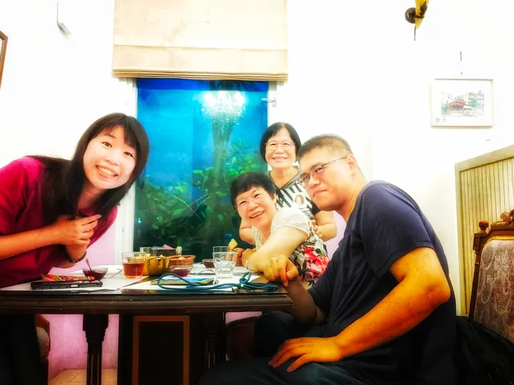 左邊攝影師、出資者、談約人！右邊中間她的媽媽！總共有兩位相片贊助