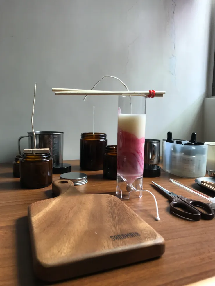 最一開始,是在自己房間的書桌,特別清出一個空間來練習蠟燭。