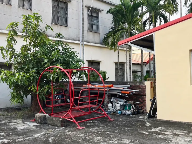 新埤鄉打鐵村幾乎家戶都有的紅色鐵製鞦韆椅