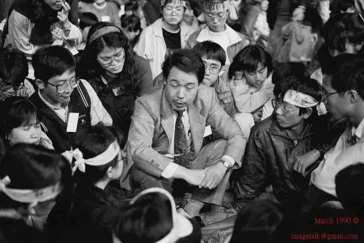 教授發動柔性罷課，圖中坐者為台大大氣科學系副教授史英