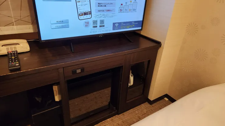 電視、熱水壺和冰箱都有