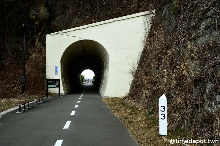 廢線路段上的龜岡隧道,一旁還有里程標留存