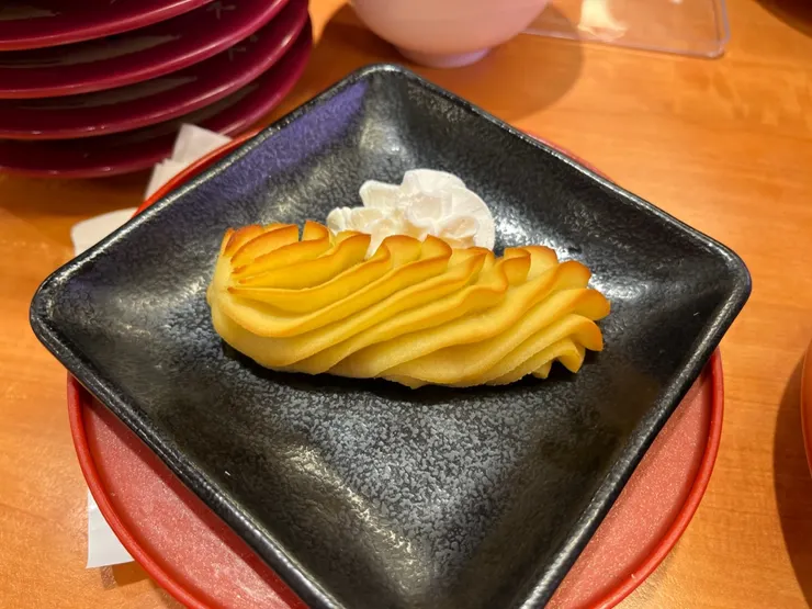 地瓜燒，配鮮奶油滿好吃的。