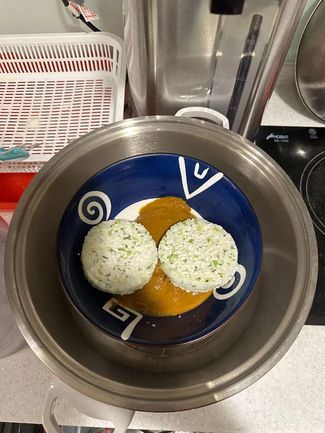 (日式牛肉咖哩搭配綠花椰米餅)