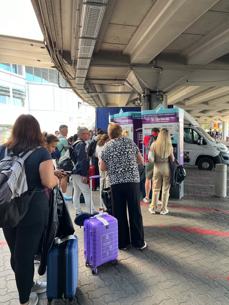 可以用機器買票，但我是直接去旅遊櫃台問清楚並買票