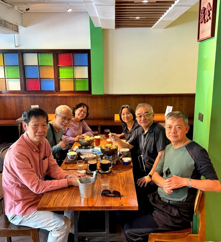 【飽飫酒肉思清淡莎莉提議吃誠食！右上角可見餐廳招牌。】