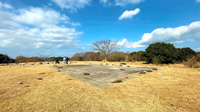 堀秀治陣地的本丸全景。有人站立處即為奧御殿。