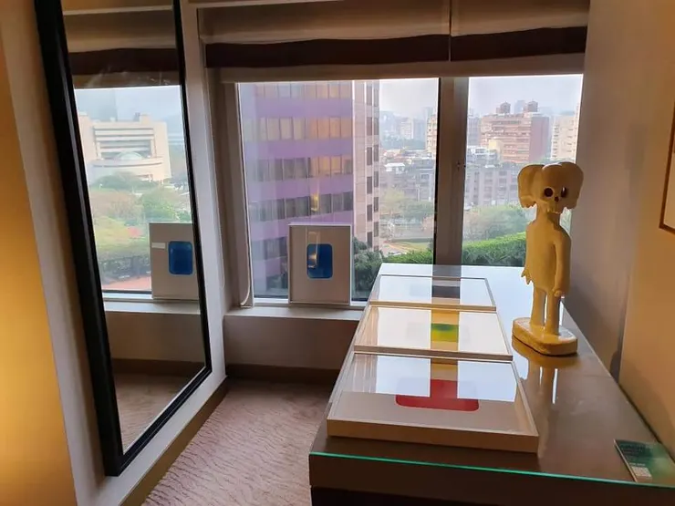 個人很喜歡這張，自然光與景色映照在平放的作品上，呈現出空間與作品的互動性（這類互動通常美術館是相對較少的，其展間多以密閉空間、白底牆面為主，不太會加入自然光變化或互動）（此為先前展覽照）