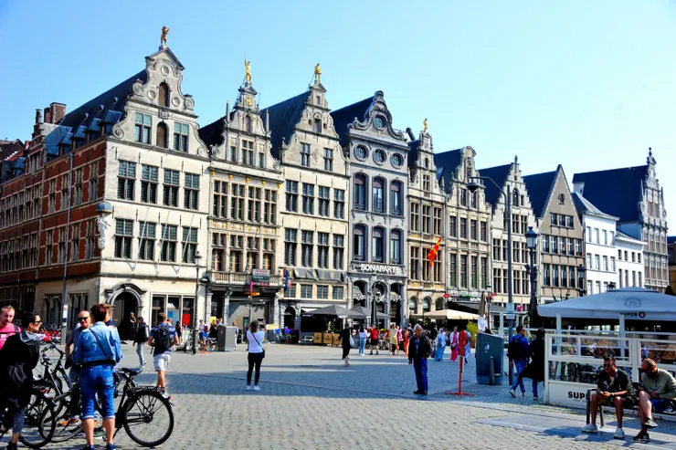 【市政廣場週邊格羅特市集(Grote Markt)，多為文藝復興時期的商會建築，正面有華麗的家徽、雕刻等裝飾，顯見其富裕。】