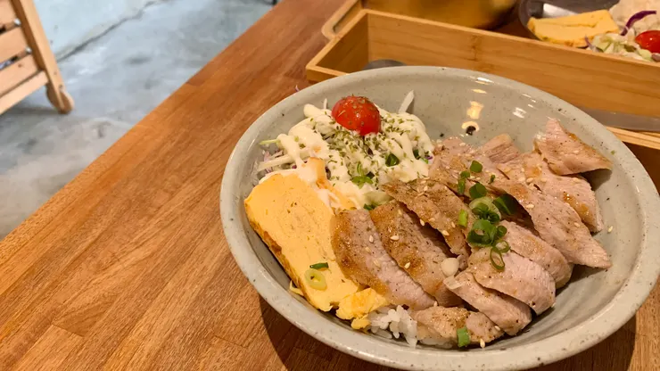 椒鹽松阪豬肉蓋飯