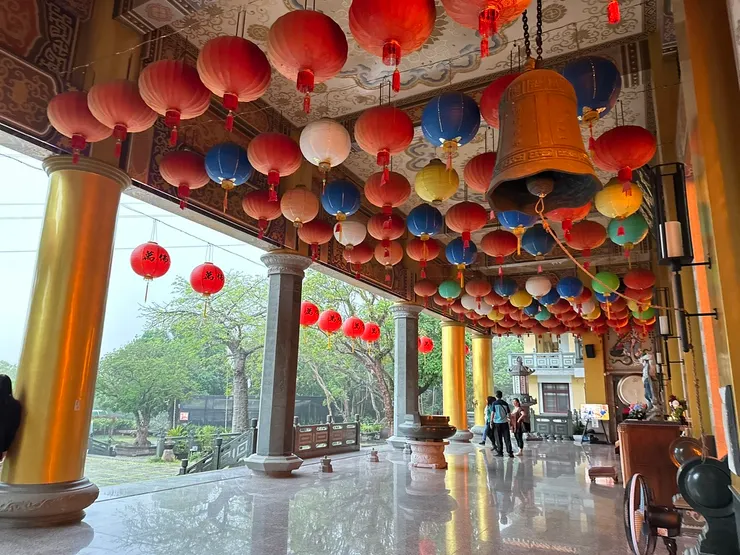 萬佛寺的大殿，上方有滿滿的燈籠