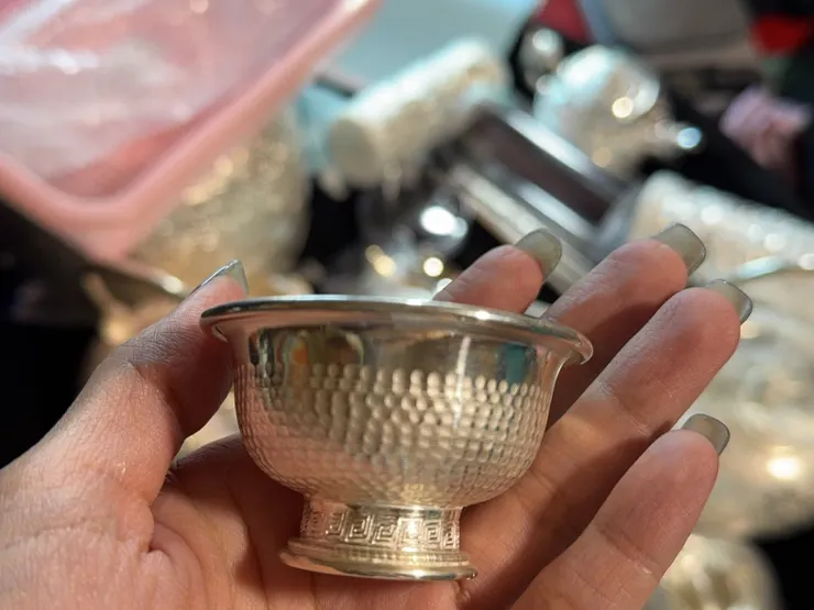 藏民家訪，推銷多樣銀製品