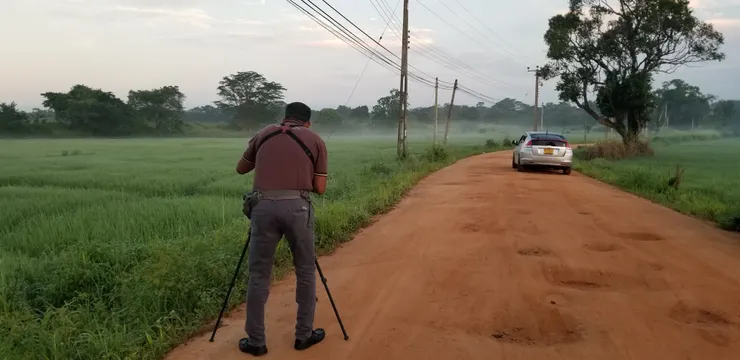 正在設定望遠鏡的導游Thilina