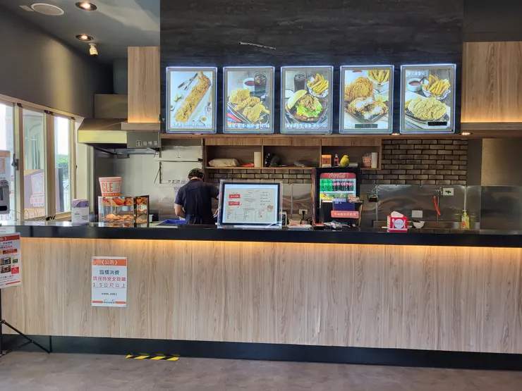 櫃檯裝潢的真的是有模有樣跟我們所認知的炸雞店裝潢的不太一樣我反而覺得很好看