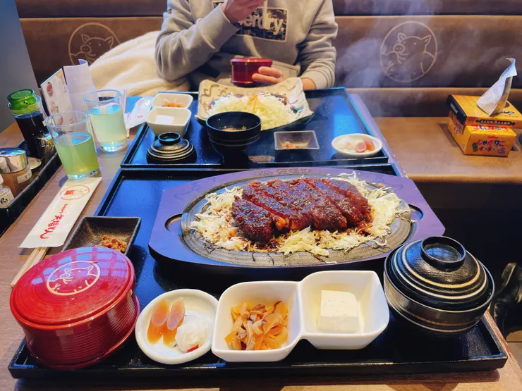 鐵板(紅)味增豬排，乍聞很香，時間久了，就變成高麗菜燒焦的味道