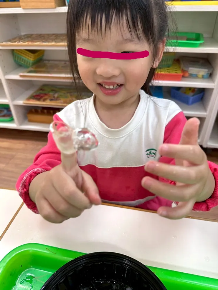 孩子發現手指頭可以穿過冰塊便戒指好開心