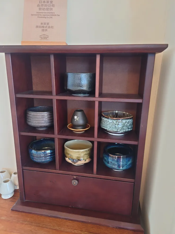 室內一隅，放著美麗的日本茶碗