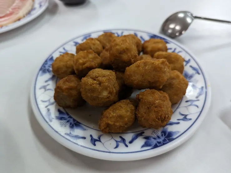 台電勵進餐廳的炸丸子建議用餐到中後段下鍋煮會更好吃