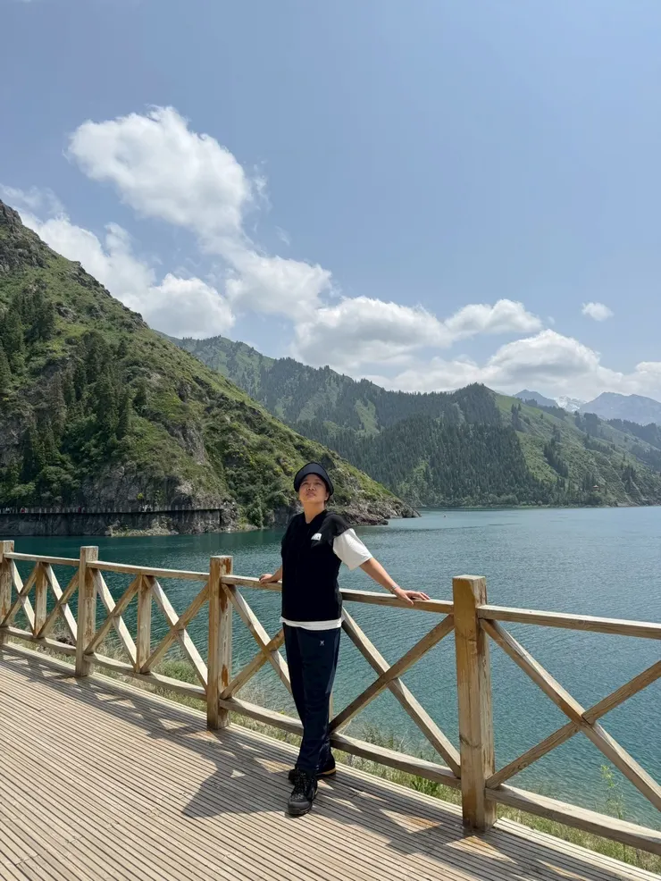 群山高約1000多公尺，湖泊面積約4.9平方公里，滿眼的群山和湖泊，擁抱大自然好舒服