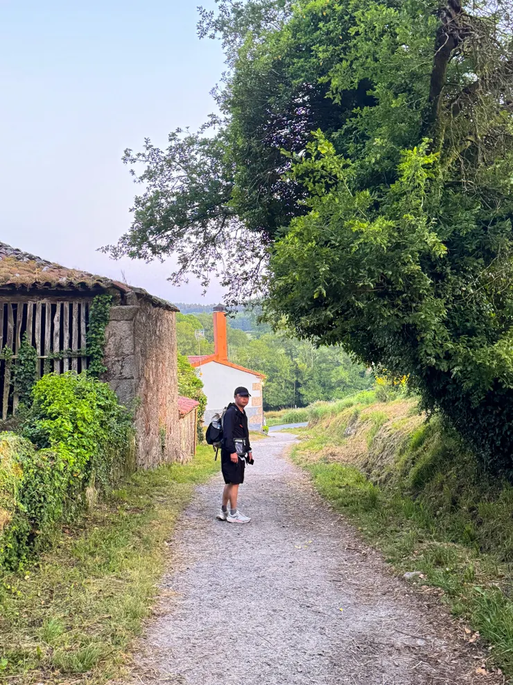 寂靜的農村只聽得到我們急行的腳步聲