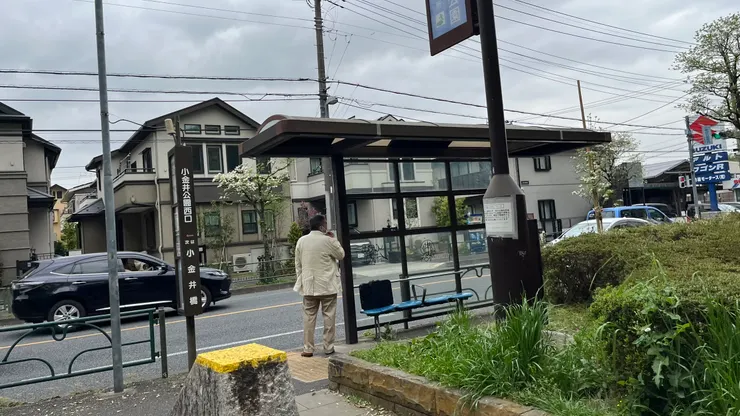 從這邊走進建物園，大約5分鐘路程。