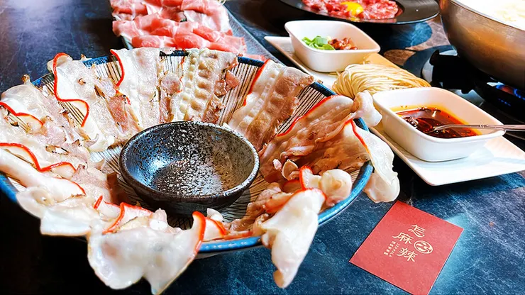 桃園青埔美食【怎麻辣頂級鴛鴦火鍋】麻辣鍋推薦