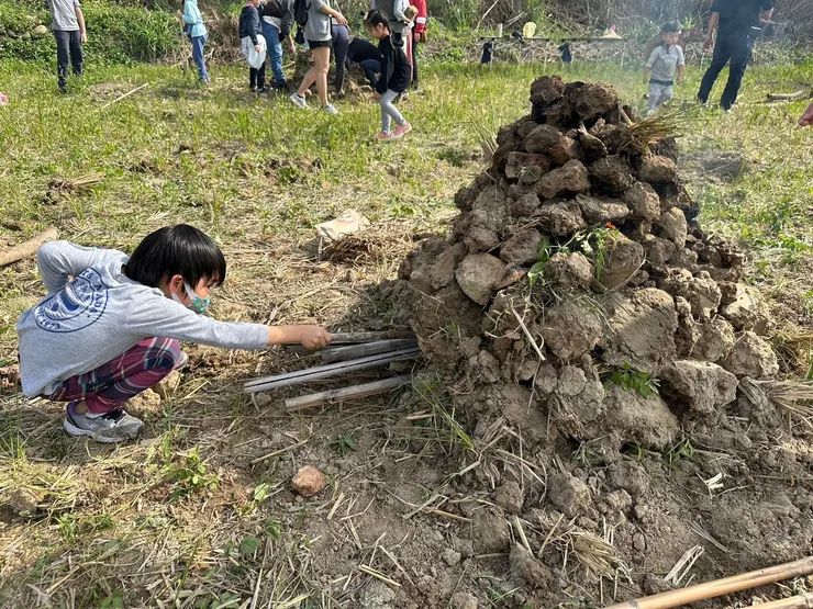 ｜焢土窯｜柴火如何放也是學問。