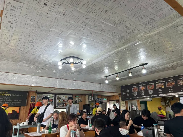 難怪天花板貼滿客人的讚美留言